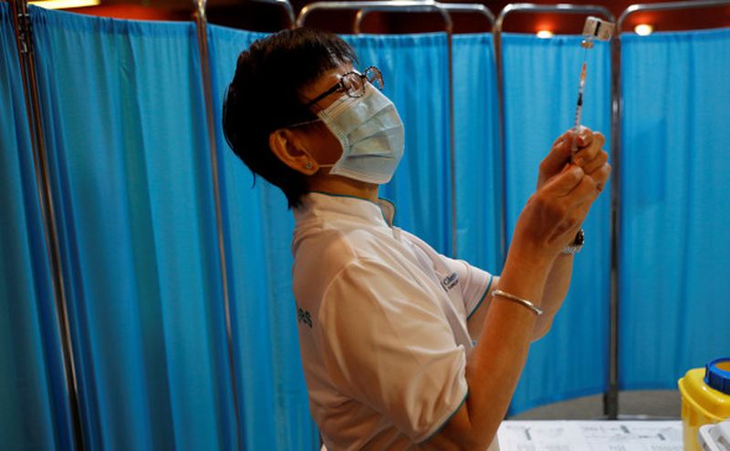 Власти Сингапура заявили, что перестанут бесплатно лечить граждан от COVID-19, которые отказались от вакцинации