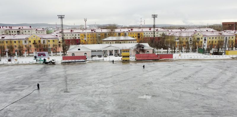 Началась заливка льда на стадионе "Уральский трубник"