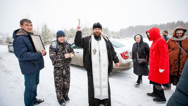 В Свердловской области прошел автомобильный крестный ход против коронавируса