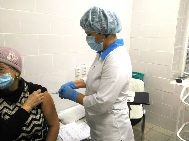 Более 73 500 первоуральцев прошли полный курс вакцинации от COVID-19