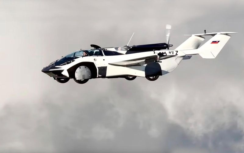 Летающему автомобилю AirCar официально разрешили перелеты