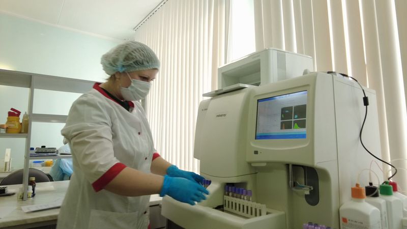 В лаборатории первоуральской больницы появился новый анализатор крови