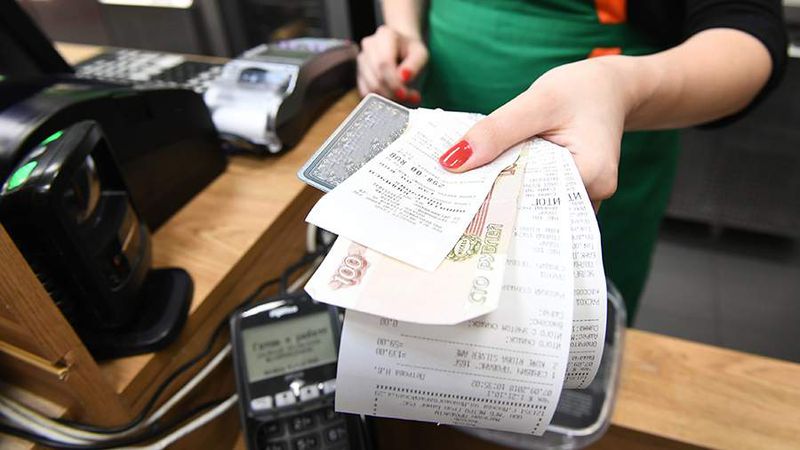 Россиянам посоветовали забирать чеки на кассах и в банкоматах