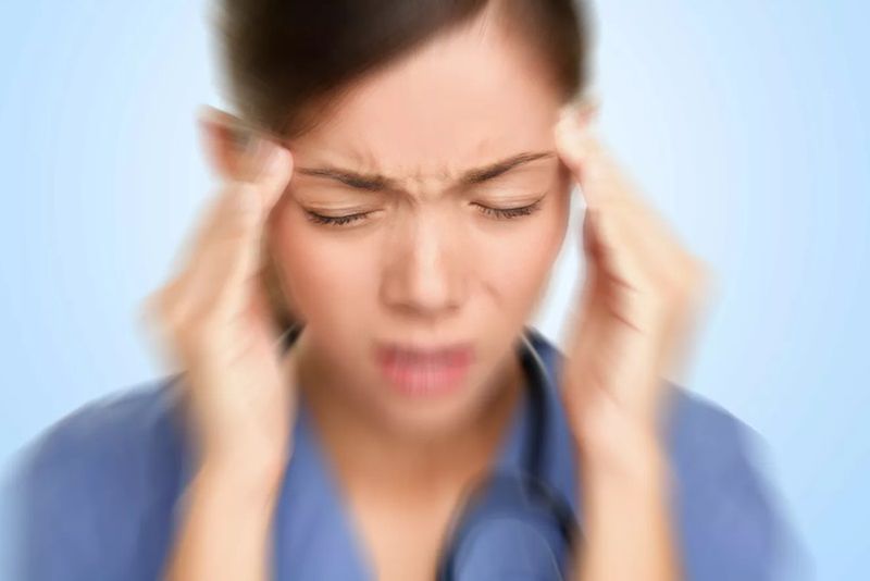 Из-за заражения "омикроном" у больных часто возникают головные боли