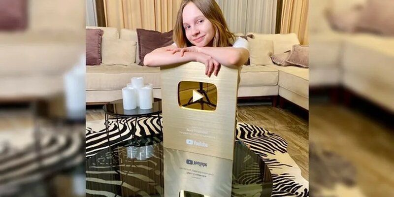Свердловская школьница получила золотую кнопку YouTube