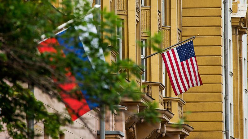 США, Великобритания и другие страны ввели против России санкции. Какие будут последствия