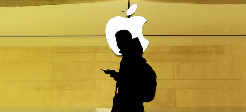 Apple ввела ограничения для России. Могут ли санкции отключить смартфоны?