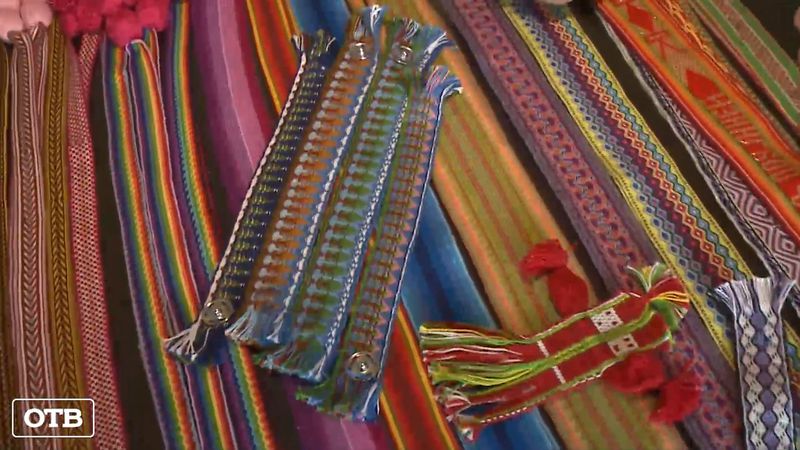 Первоуральская мастерица плетёт пояса с помощью дощечек, вилок и бутылок