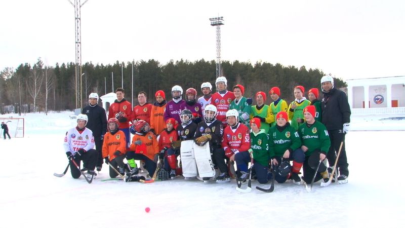 Спортсмены дворовых клубов сыграли с хоккеистами "Уральского трубника"