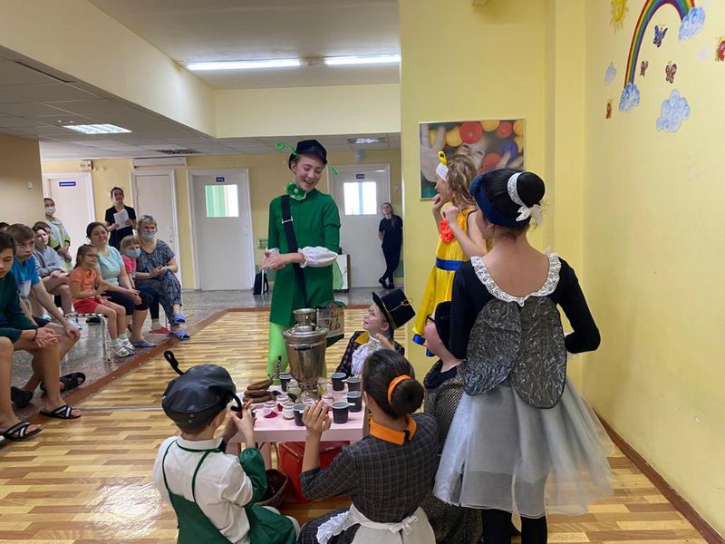 В День театра в детской больнице состоялась премьера спектакля «Муха-цокотуха»