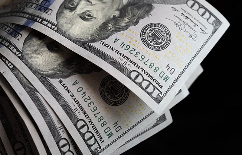 Официальный курс доллара США снизился на 67 коп., евро — на 1,2 руб.
