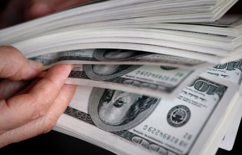 Российские банки с 18 апреля могут продавать гражданам наличную валюту