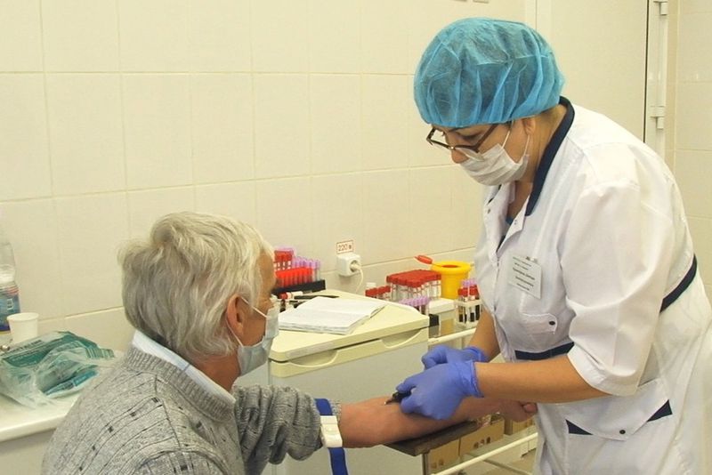 Медики заявили о перебоях с поставками перчаток, катетеров и антисептиков