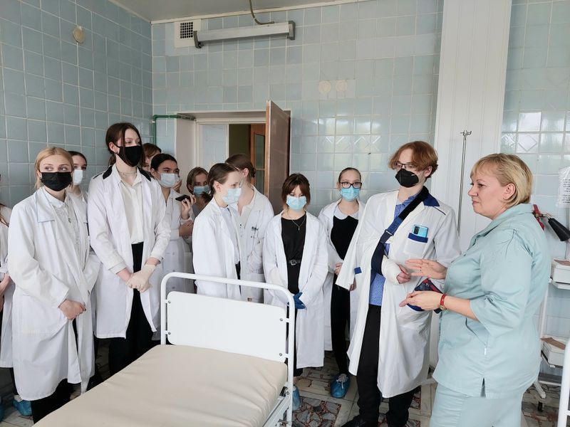 Школьникам из медицинского класса провели экскурсию по городской больнице