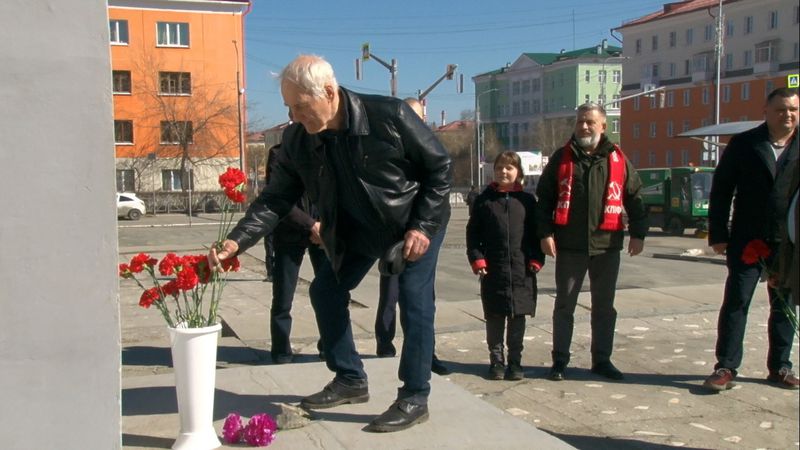 Первоуральские коммунисты возложили цветы к памятнику Владимиру Ленину