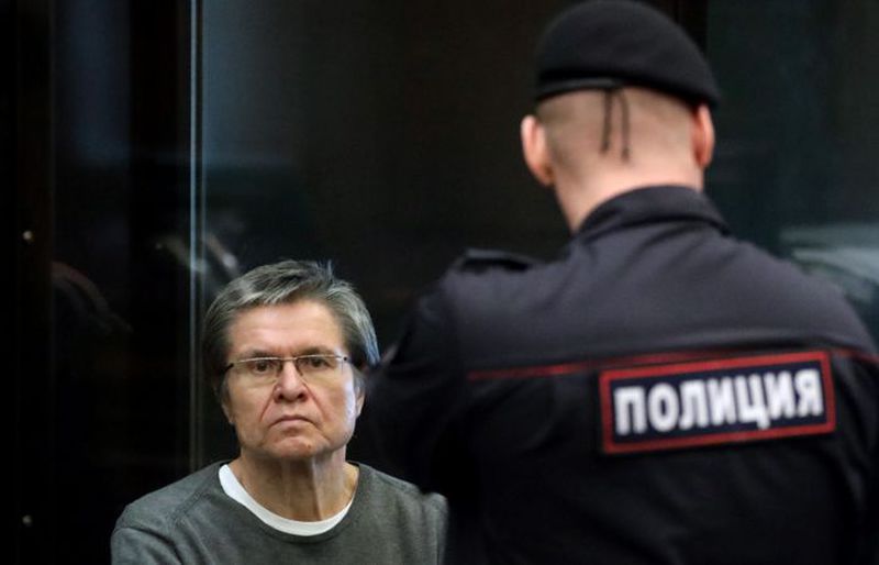 «Интерфакс»: суд досрочно освободил экс-министра Улюкаева