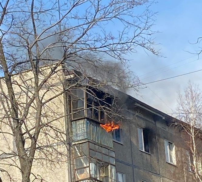 12 человек эвакуировали из горящей пятиэтажки