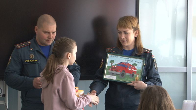 Пожарные наградили победителей конкурса детских рисунков