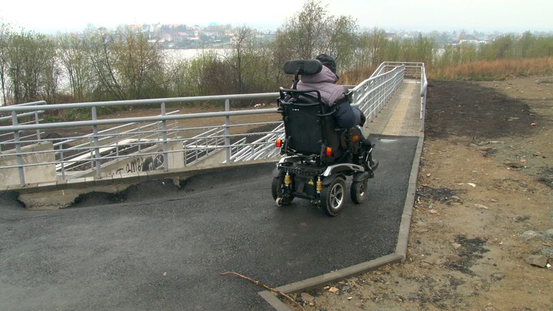 Асфальт проваливается под колёсами инвалидного кресла