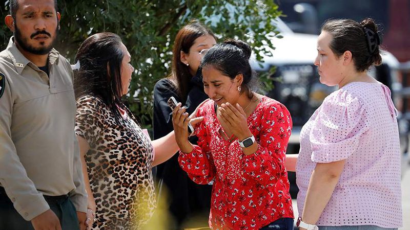 18 детей и трое взрослых погибли при стрельбе в школе в Техасе