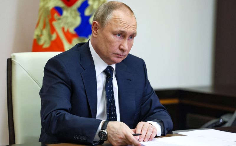Владимир Путин отменил возрастное ограничение для военной службы по контракту