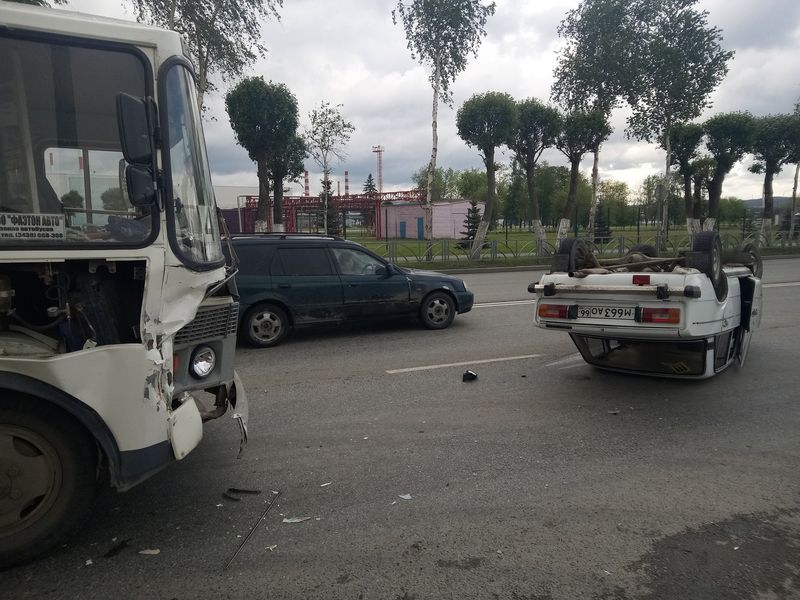 В Первоуральске водитель ВАЗа врезался в автобус