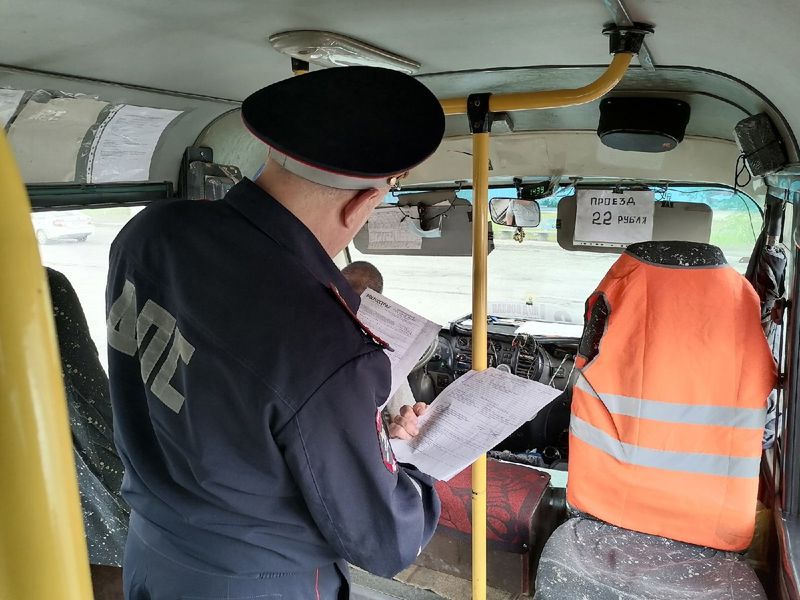 Инспекторы ГИБДД проверят автобусы и легковое такси