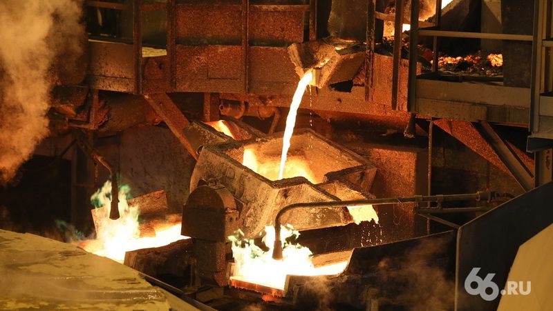 Крупный металлургический завод в Свердловской области отправил работников в простой