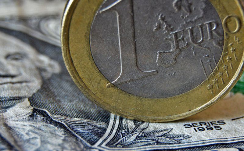 Курсы доллара и евро сравнялись впервые за 20 лет