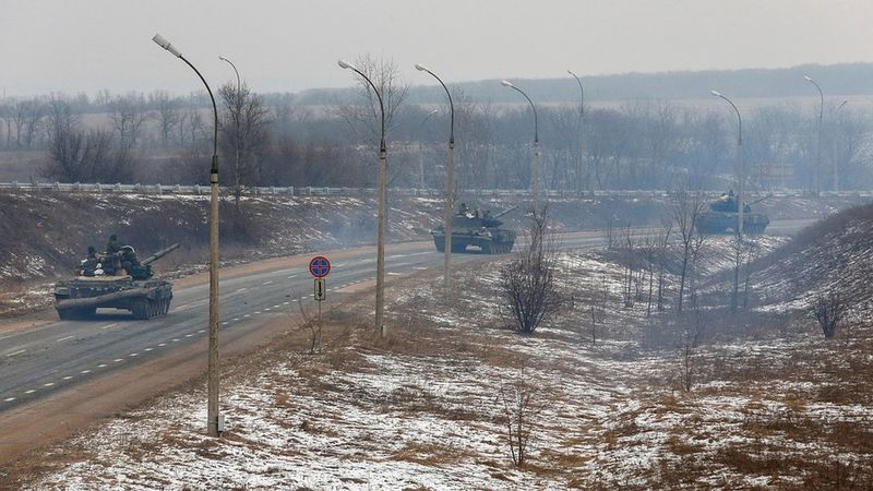 ВС России стягивают технику к линии фронта в Донбассе