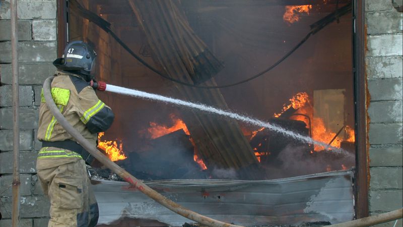 В Первоуральске горел частный нежилой дом