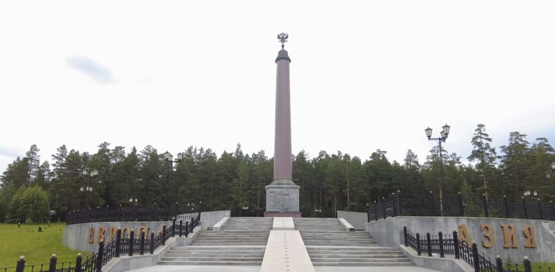 "Разрушаются ступени и облупилась краска"