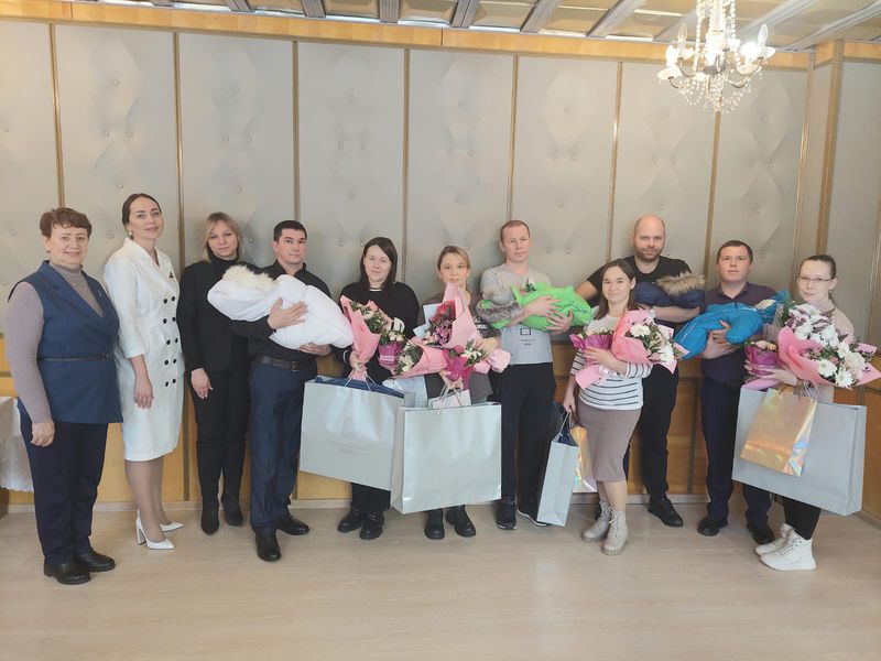 В Первоуральской больнице прошла торжественная выписка из роддома ко Дню матери