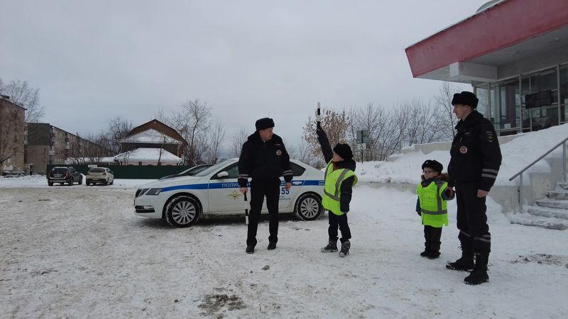 10-летний Артём и 6-летний Алёша на пару часов стали инспекторами ДПС
