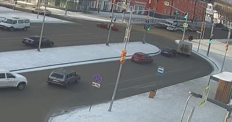 ДТП на площади Победы: ГАЗель и легковушка заблокировали проезд