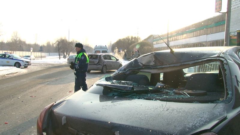 Авария на светофоре у ГИБДД: "МАЗ" смял две легковушки