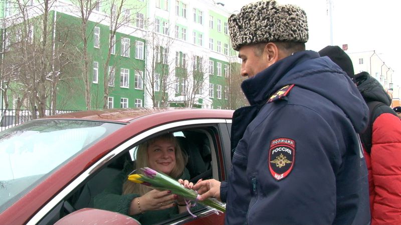 В Первоуральске инспекторы ГИБДД подарили женщинам-водителям тюльпаны