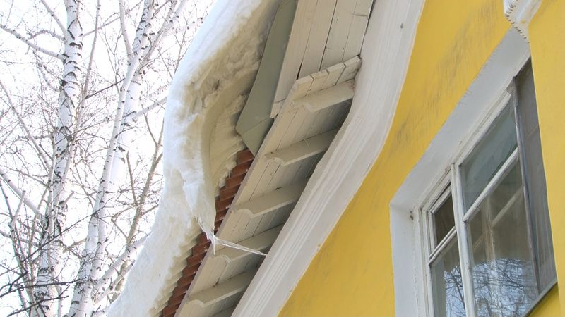 Первоуральцев предупреждают об опасностях схода снега и сосулек с крыш домов
