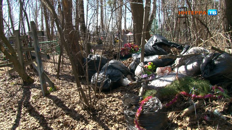 "Очень грязно, просто ужасно": первоуральцы возмутились мусором на городском кладбище