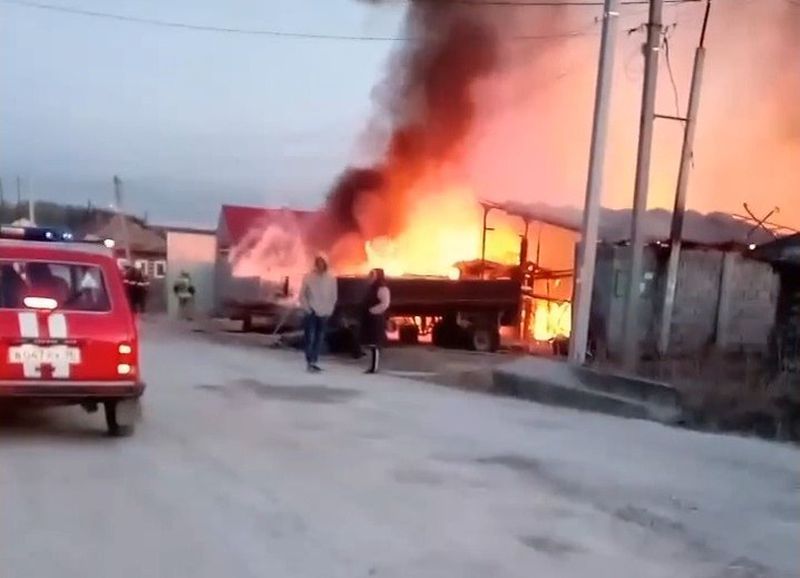 В Крылосово сгорел жилой дом с оборудованием для деревообработки