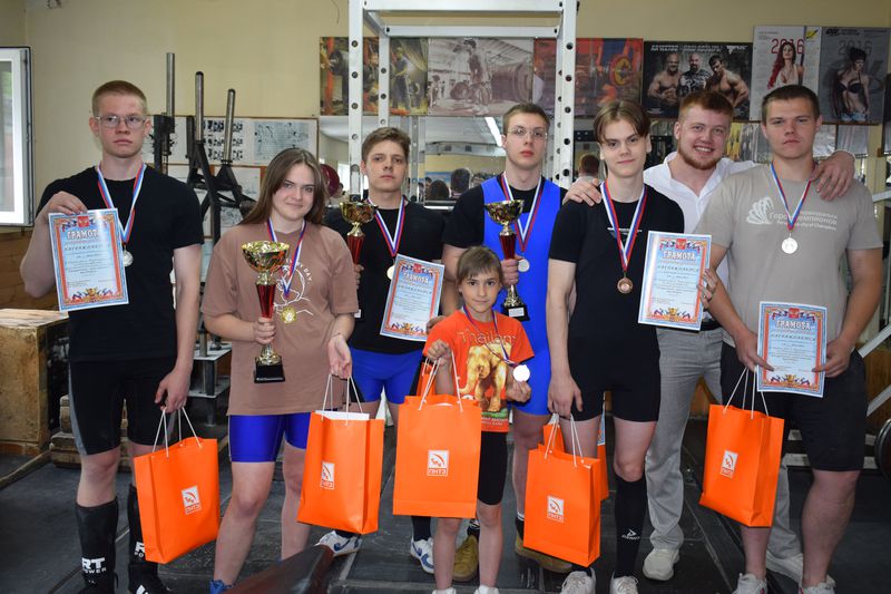 В Первоуральске прошли масштабные соревнования по пауэрлифтингу