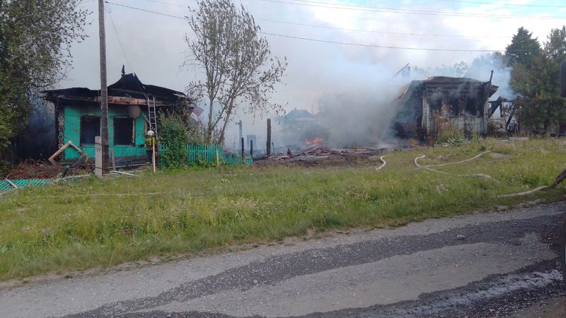 Крупный пожар в Новоуткинске: сгорели 2 жилых дома