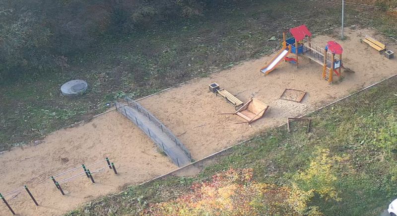В мини-парке на Вайнера вандалы разломали песочницу
