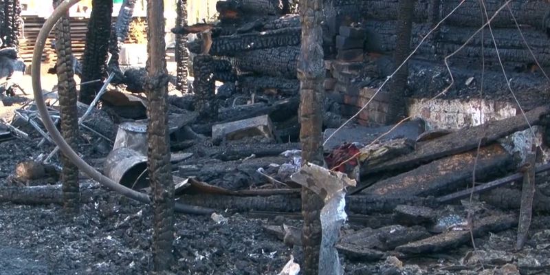 В коллективном саду под Первоуральском сгорели дом, баня и надворные постройки