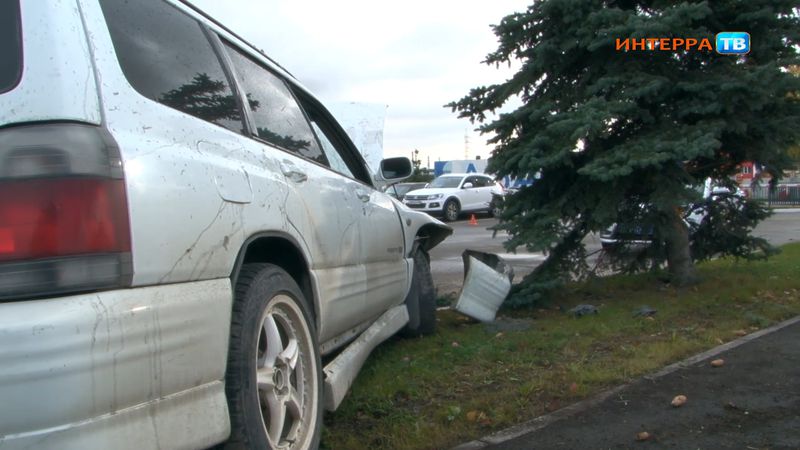 ДТП на Московском шоссе: машина врезалась в дерево