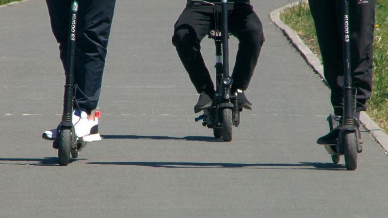 Большинство россиян — за высокие штрафы для нетрезвых самокатчиков и велосипедистов