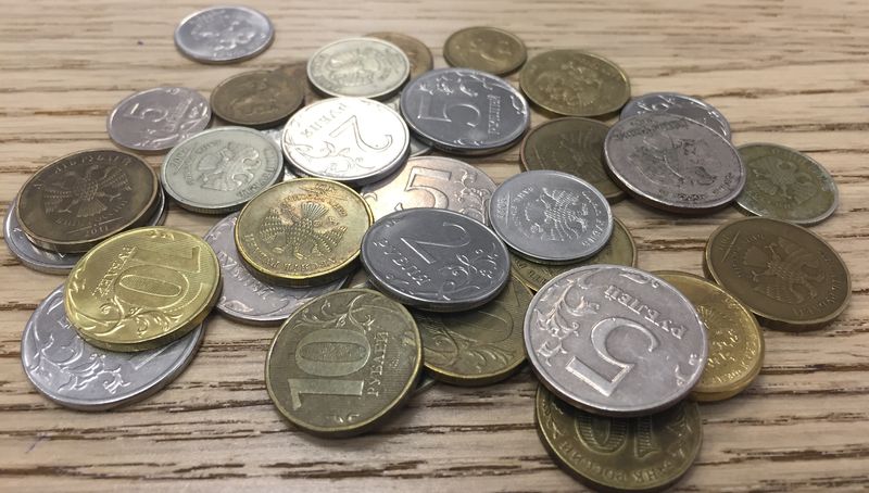 Россияне не хотят расставаться с монетами, несмотря на то, что предпочитают безнал
