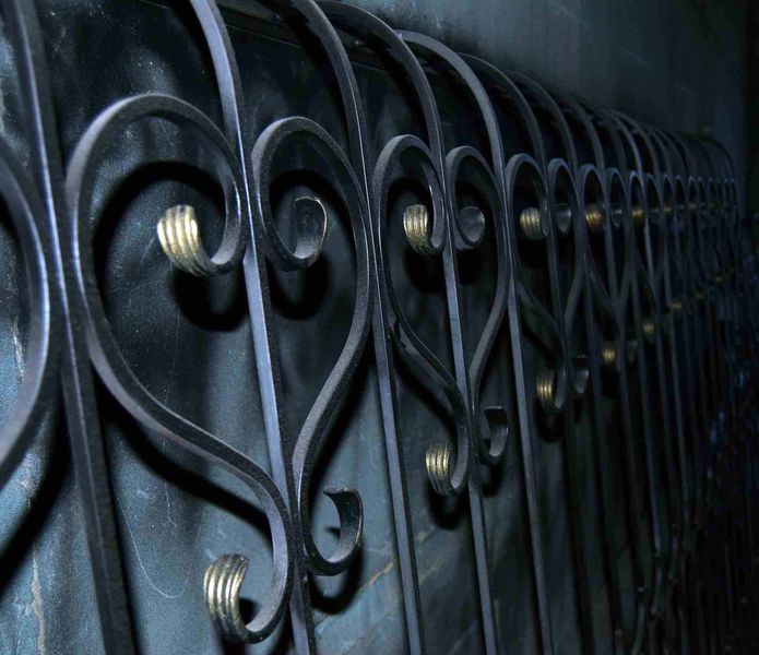 Решетки на балкон: стильная защита и практичное украшение