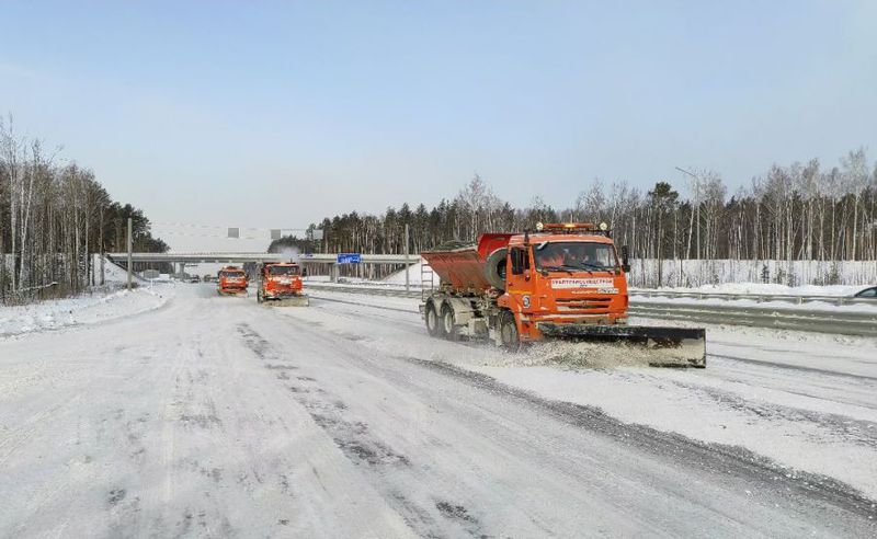 Последствия снегопада на дорогах области ликвидируют 122 дорожные машины