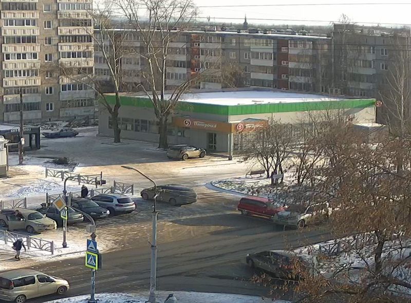 На перекрёстке улиц Школьная - Трубников столкнулись две машины